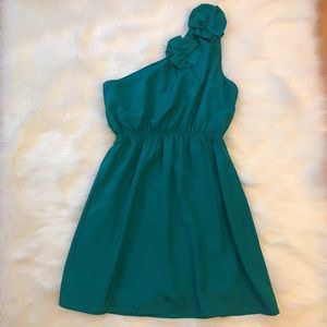 Beautiful one shoulder teal dress! 👗